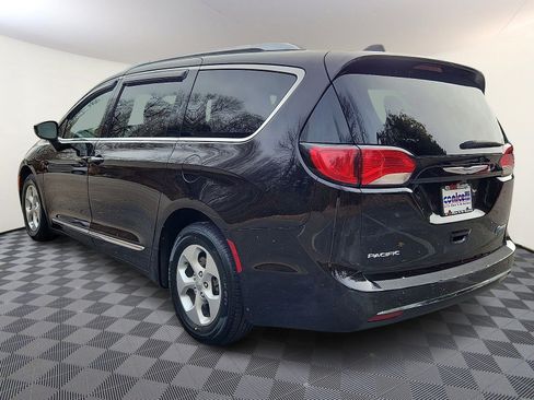 Used 2018 Chrysler Pacifica Touring-L image 4