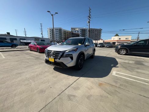 Used 2025 Nissan Rogue SV FWD image 6