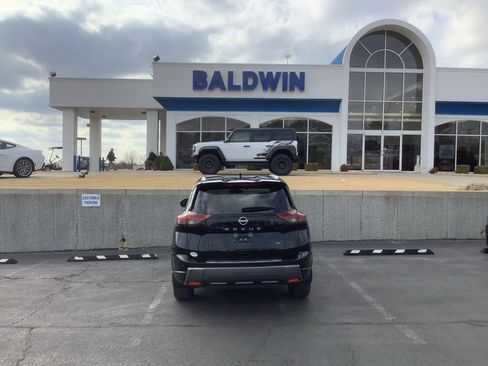 Used 2024 Nissan Rogue SL w/ SL Premium Package image 6