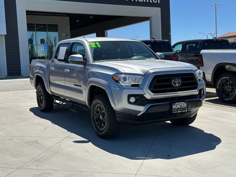 Used 2021 Toyota Tacoma SR5 w/ Technology Package AWD/4WD image 9