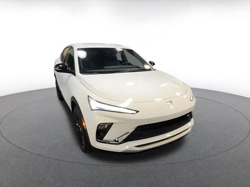 Used 2025 Buick Envista Sport Touring image 3