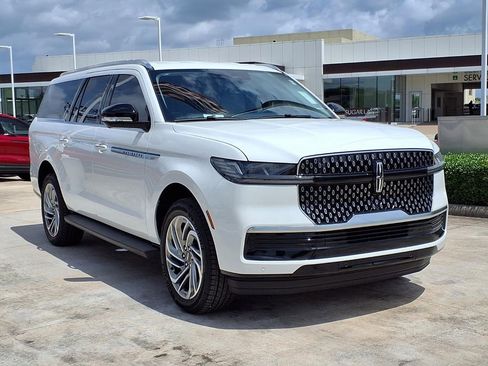 New 2026 Lincoln Navigator L Premier AWD/4WD image 4