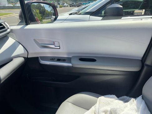 Used 2025 Toyota Sienna XLE FWD image 18
