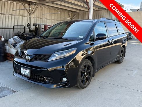Certified 2020 Toyota Sienna SE Premium w/ Nightshade Edition image 3
