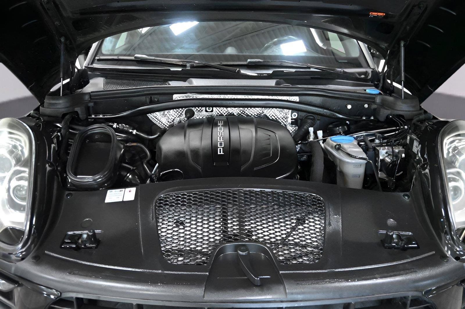 Used 2018 Porsche Macan AWD/4WD image 32