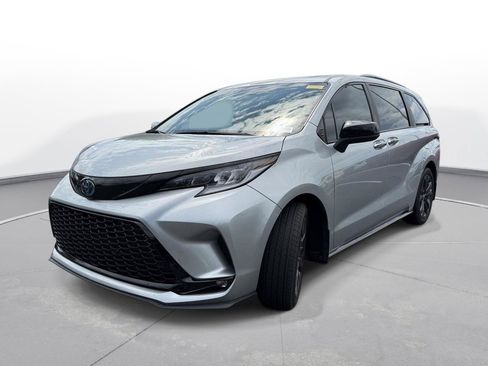 Used 2025 Toyota Sienna XSE w/ XSE Plus Package FWD image 2
