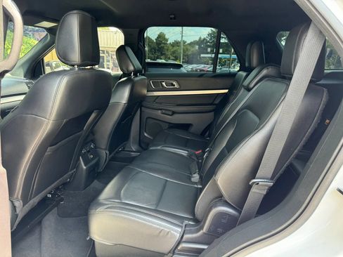 Used 2018 Ford Explorer XLT w/ Equipment Group 202A FWD image 24