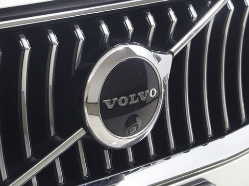 Used 2020 Volvo XC90 T6 Momentum w/ Protection Package Premier image 18