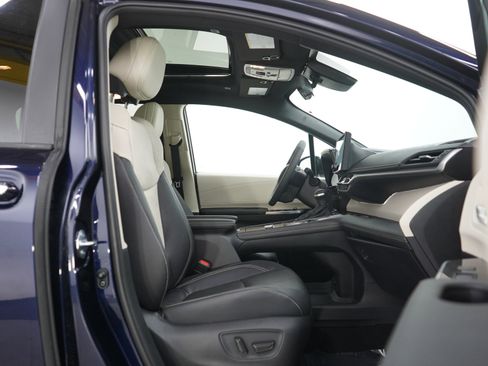 Used 2025 Toyota Sienna Limited image 11