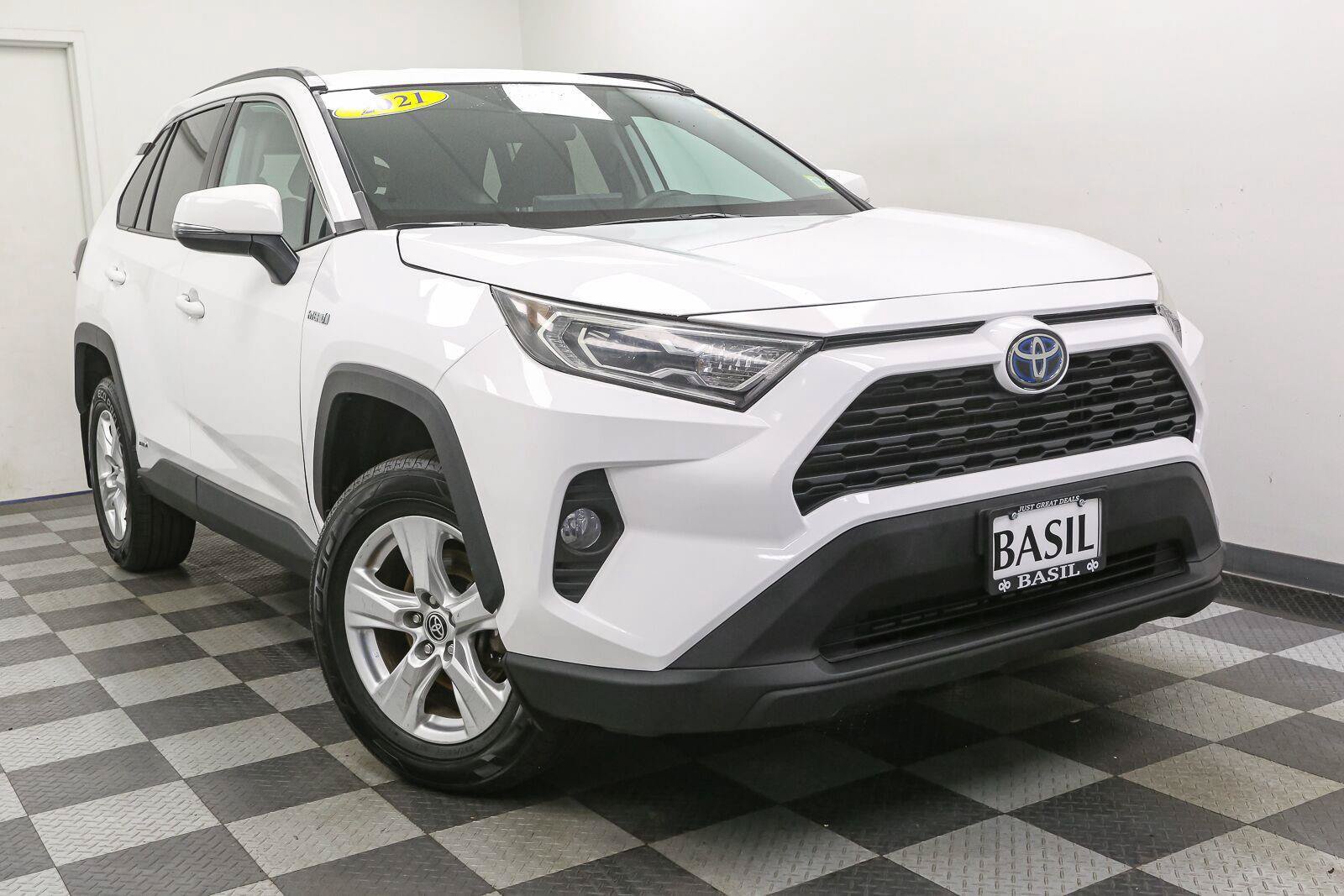 Used 2021 Toyota RAV4 XLE AWD/4WD image 2