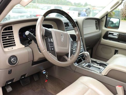 Used 2015 Lincoln Navigator 4WD image 10
