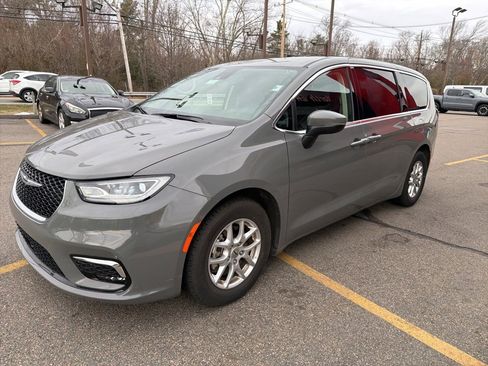 Used 2023 Chrysler Pacifica Touring-L image 7