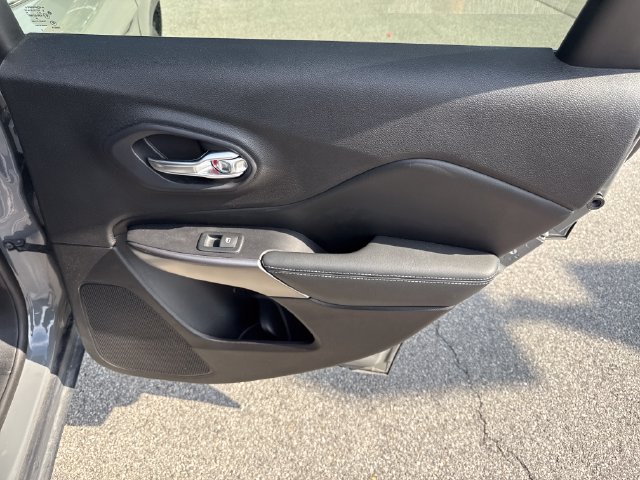 Used 2020 Jeep Cherokee Latitude Plus AWD/4WD image 13