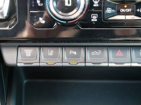Used 2024 GMC Sierra 3500 AT4 w/ Technology Package AWD/4WD image 32