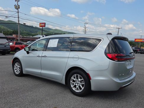 Used 2024 Chrysler Pacifica Touring-L FWD image 6
