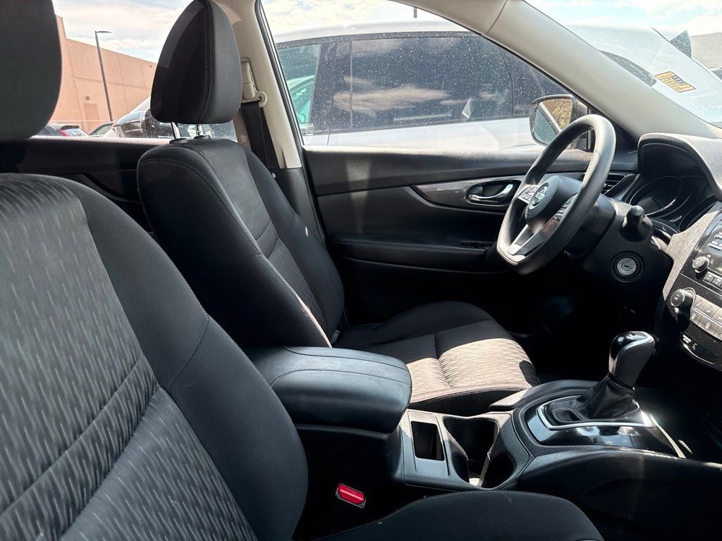 Used 2017 Nissan Rogue S FWD image 3