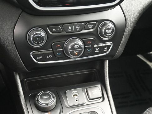 Used 2021 Jeep Cherokee High Altitude AWD/4WD image 18