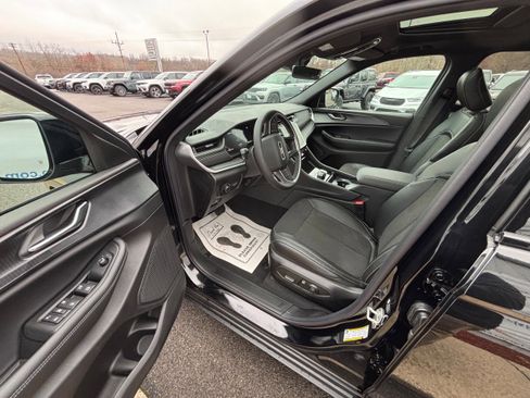 New 2025 Jeep Grand Cherokee Altitude image 4
