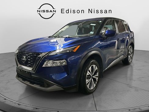 Used 2023 Nissan Rogue SV image 2