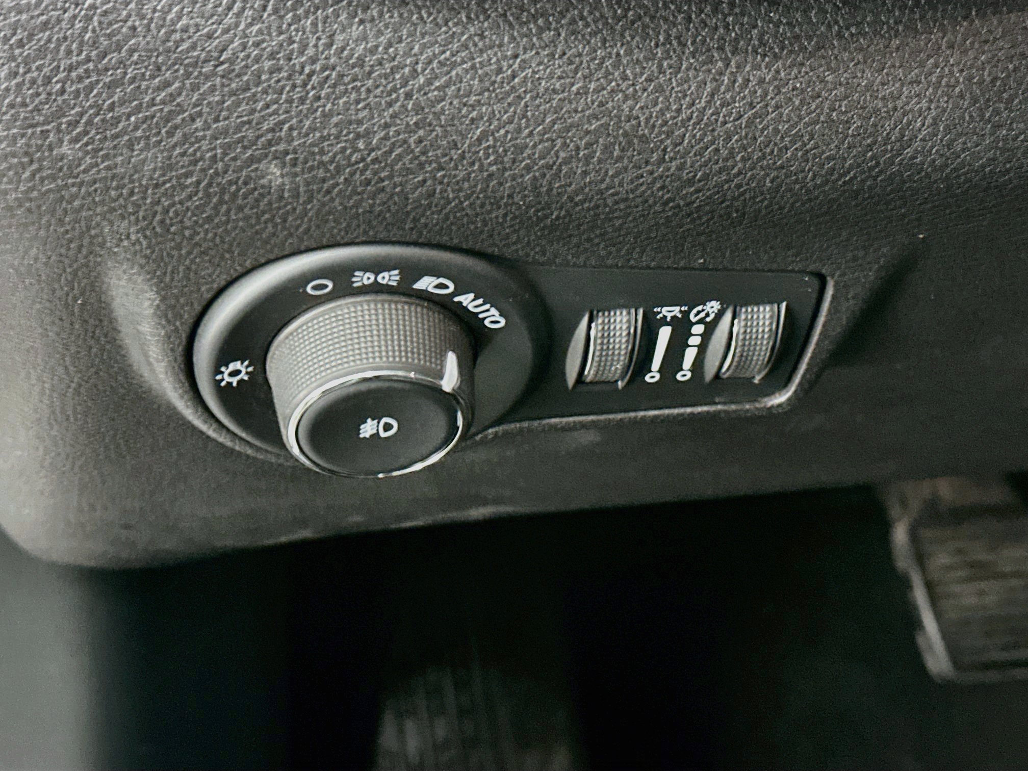 Used 2025 Jeep Compass Limited AWD/4WD image 17