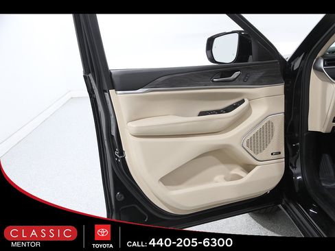 Used 2022 Jeep Grand Cherokee Limited w/ Luxury Tech Group II AWD/4WD image 4