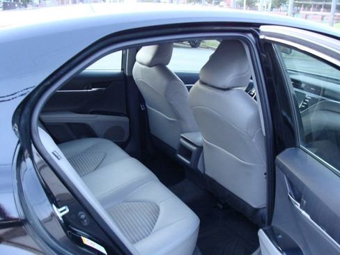 Used 2018 Toyota Camry SE FWD image 15