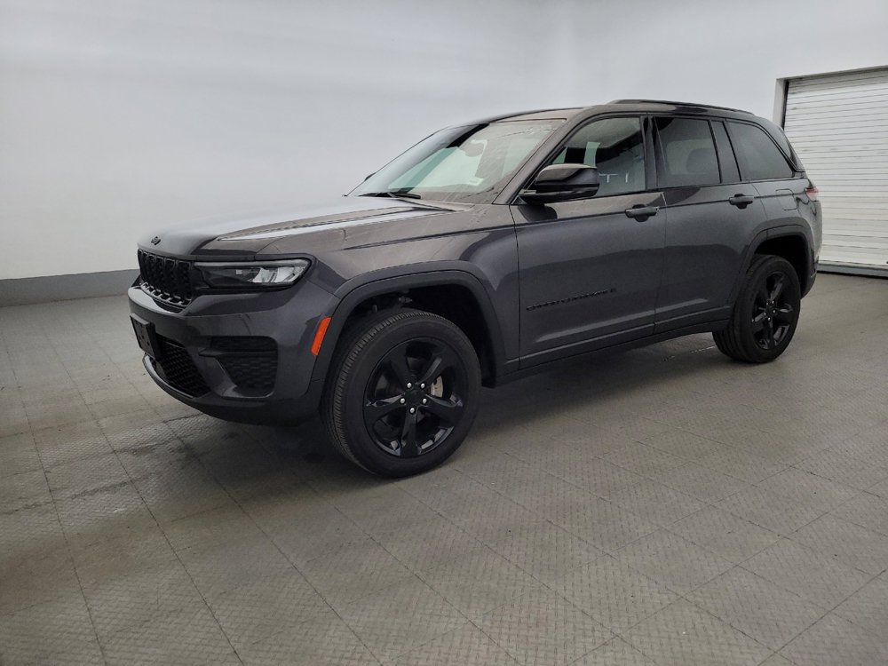 Used 2023 Jeep Grand Cherokee Altitude AWD/4WD image 2