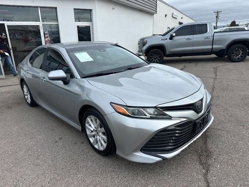 Used 2018 Toyota Camry LE image 3