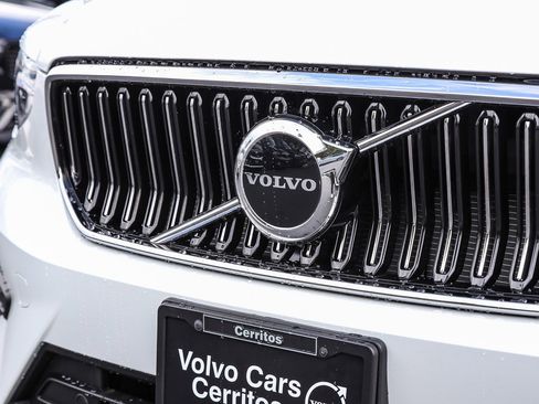 New 2025 Volvo XC40 B5 Core w/ Climate Package image 3