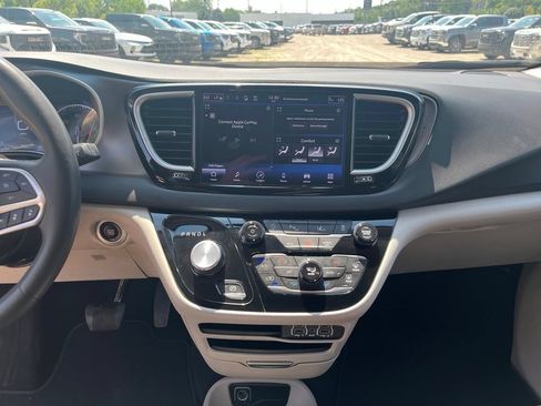 Used 2024 Chrysler Pacifica Touring-L FWD image 24