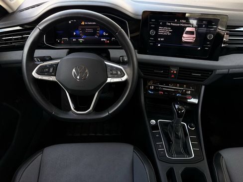 Used 2025 Volkswagen Jetta SE FWD image 13