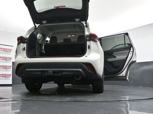 Used 2020 Toyota Highlander LE image 29