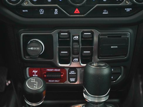 Used 2025 Jeep Wrangler Unlimited Rubicon w/ Convenience Group AWD/4WD image 17