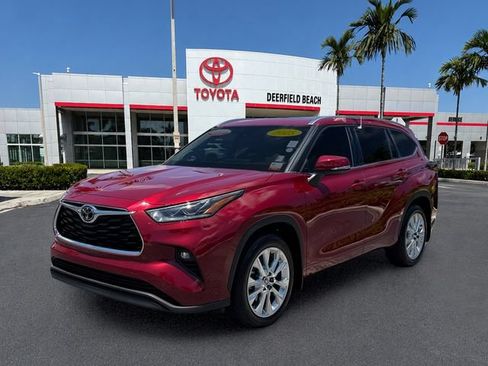 Certified 2025 Toyota Highlander Limited FWD image 3