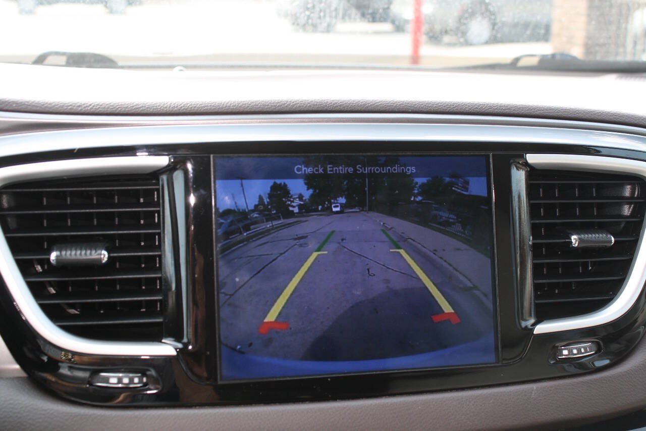 Used 2017 Chrysler Pacifica Touring-L FWD image 12