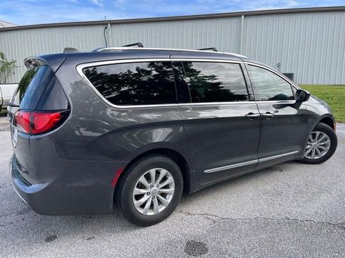 Used 2019 Chrysler Pacifica Touring-L FWD image 6