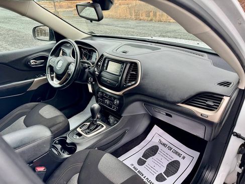 Used 2018 Jeep Cherokee Latitude w/ Altitude Package AWD/4WD image 14
