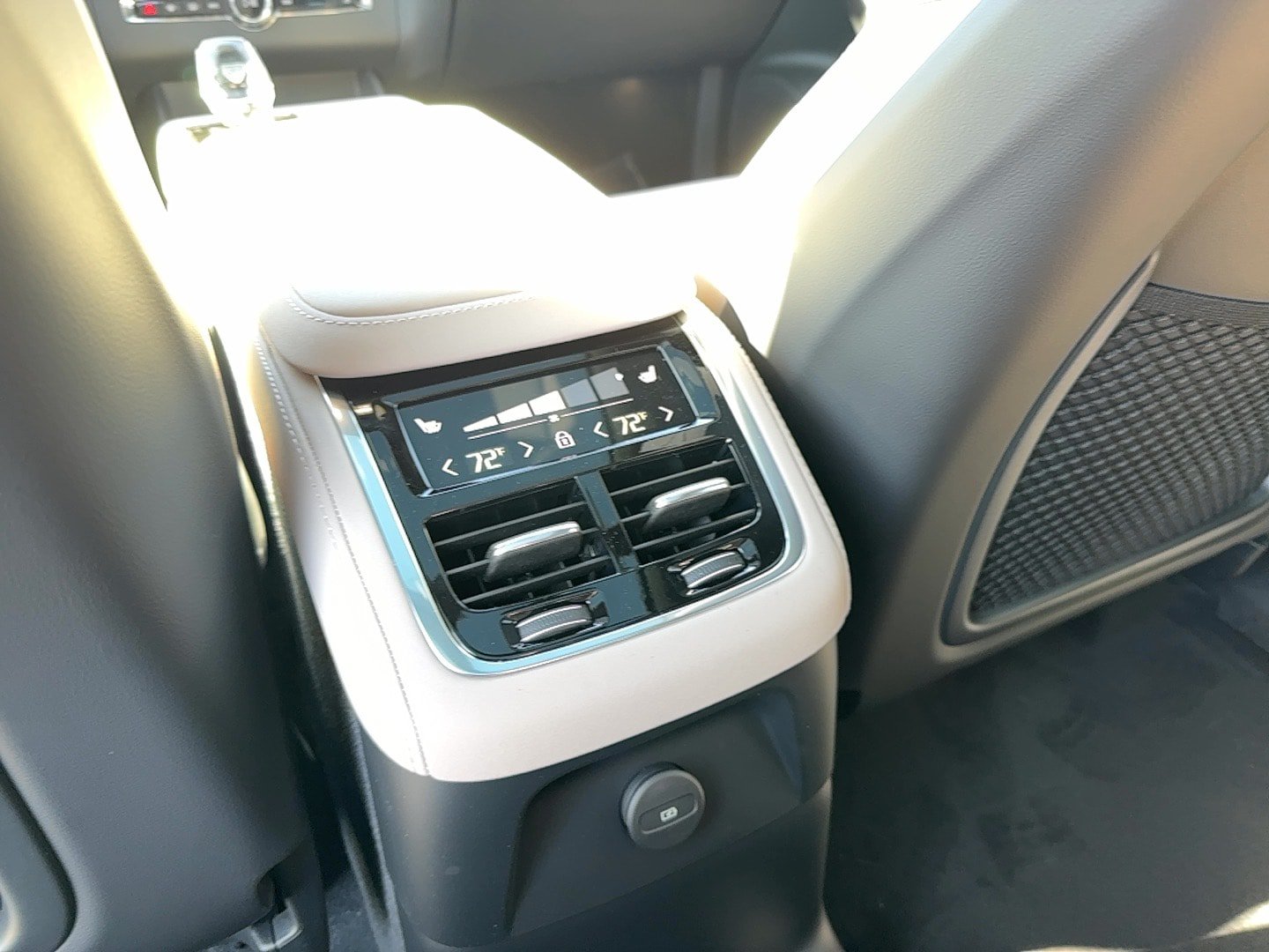 New 2026 Volvo XC90 T8 Plus w/ Protection Package Premier AWD/4WD image 17