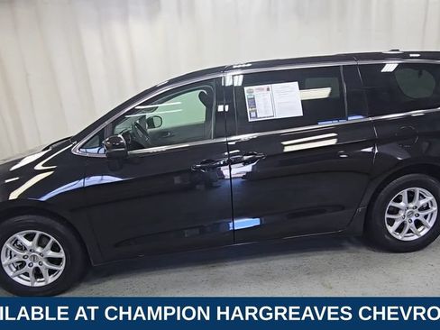 Used 2023 Chrysler Pacifica Touring-L FWD image 6