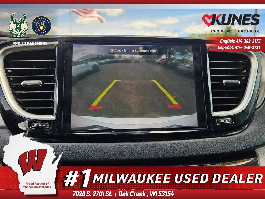 Used 2023 Chrysler Pacifica Touring-L FWD image 12