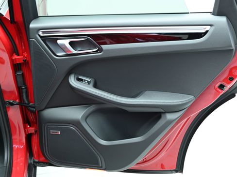 Used 2025 Porsche Macan image 22