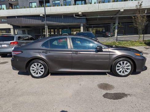 Used 2018 Toyota Camry LE image 6