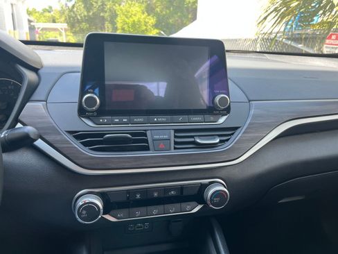 Used 2025 Nissan Altima 2.5 SV FWD image 17