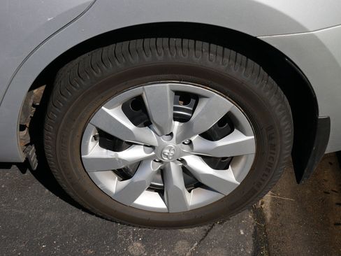 Used 2015 Toyota Corolla LE FWD image 8