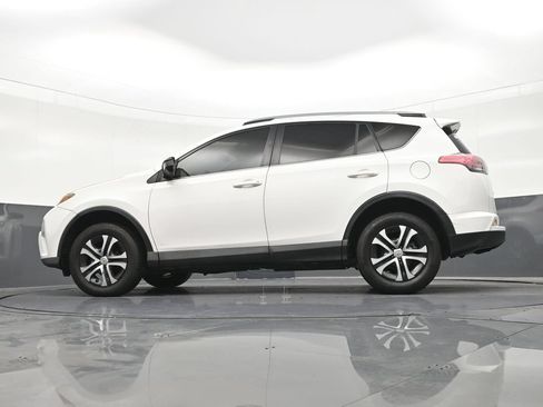 Used 2018 Toyota RAV4 LE FWD image 24