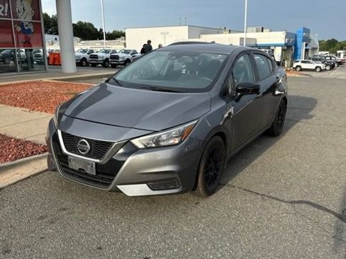 Used 2022 Nissan Versa SR FWD image 2