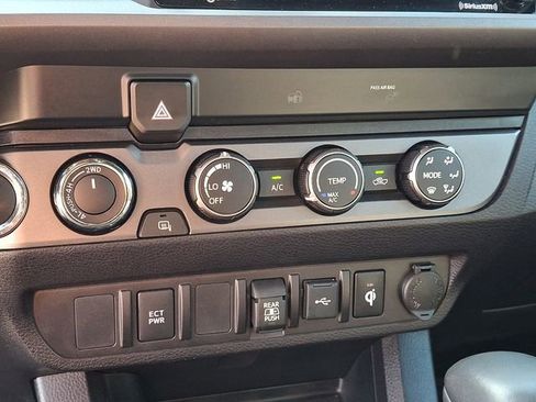 Used 2020 Toyota Tacoma TRD Off-Road AWD/4WD image 15