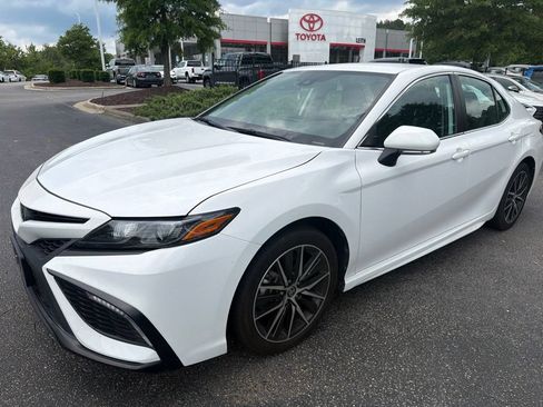 Used 2022 Toyota Camry SE FWD image 1