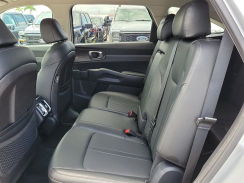 Used 2021 Kia Sorento S FWD image 13