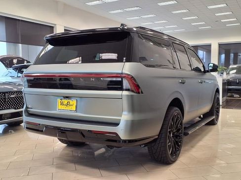 New 2026 Lincoln Navigator Reserve w/ Jet Appearance Package AWD/4WD image 2